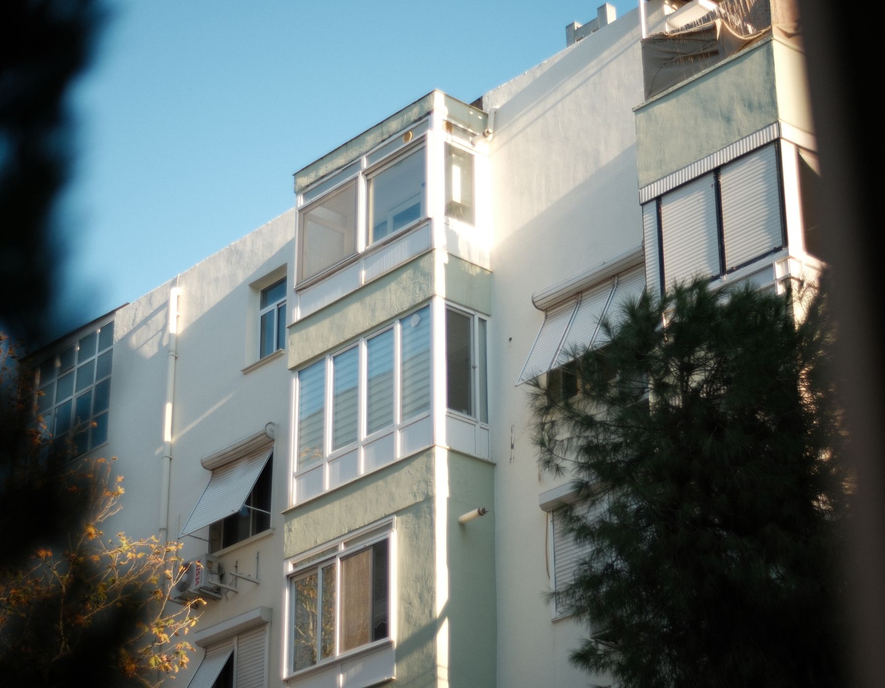 Güneş ışığında modern apartman binası