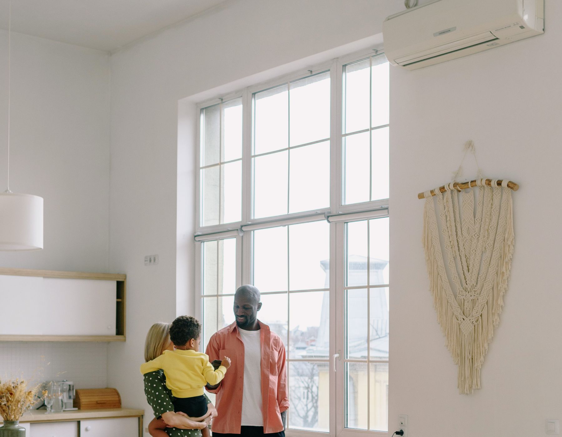 Aydınlık ve modern evinde birlikte vakit geçiren aile