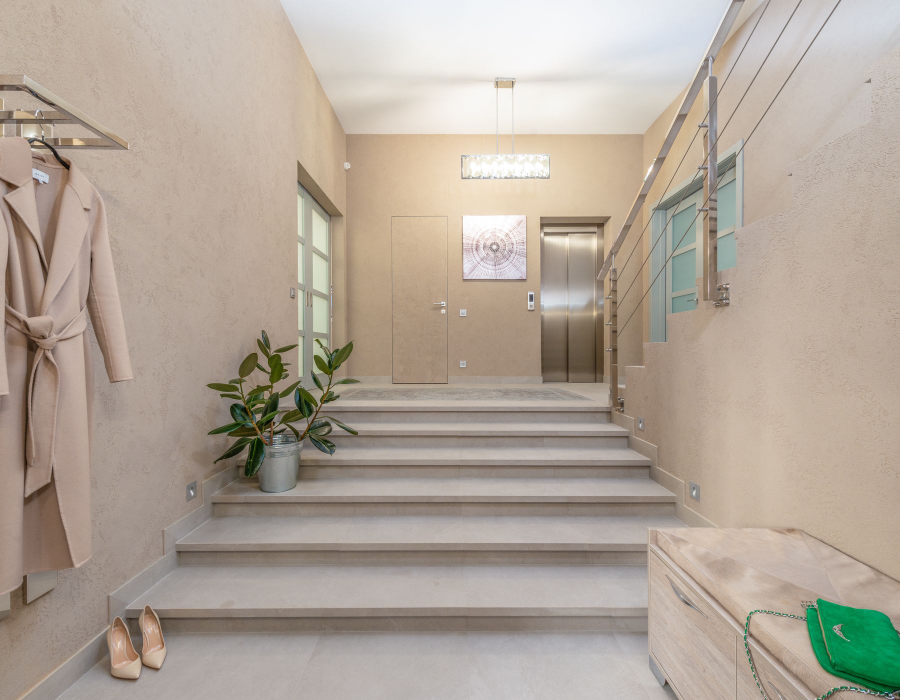Asansör ve merdiven bulunan modern apartman ortak alanı